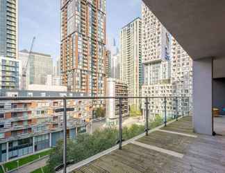 Exterior 2 Two Bedroom Apartment in Canary Wharf