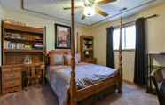 Bedroom 7 Welcome Inn- Pools - Great Balcony - Trails to Fishing -SO Close to Sdc!!