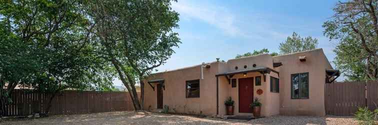 Exterior Casa de Lorenzo - Spacious Yard With Hot Tub and Fire Pit