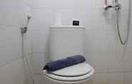 Toilet Kamar 2 Restful 2BR Apartment at The Suites Metro