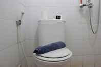 Toilet Kamar Restful 2BR Apartment at The Suites Metro