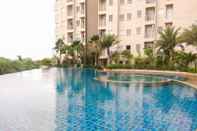 สระว่ายน้ำ Elegant 1BR Apartment with Working Space Mustika Golf Residence