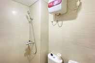 Toilet Kamar Scenic & Stylish 1BR at Gateway Pasteur Apartment