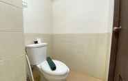 Toilet Kamar 6 Homey Studio Apartment at Harvard Jatinangor near IPDN