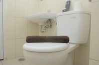 Toilet Kamar Modern 2BR Apartment @ Springlake Summarecon