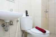 Toilet Kamar Best and Relax 2BR Springlake Summarecon Apartment