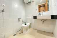 Toilet Kamar Spacious Studio Room at Beverly Dago Apartment