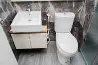 Toilet Kamar Comfy and Minimalist Studio Apartment at Tuscany Residences