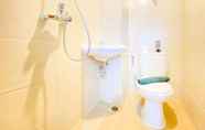 Toilet Kamar 2 Stylish & Relaxing Studio at Gateway Pasteur Apartment