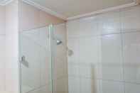 Toilet Kamar Elegant Cozy Studio Room Apartment at Tamansari Papilio