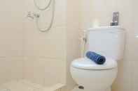 In-room Bathroom Simply Studio at Springlake Summarecon Apartment