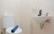 Toilet Kamar 5 Alluring Studio at Lagoon Apartment near Bekasi Town Square