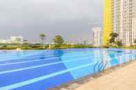 สระว่ายน้ำ Cozy and New Studio Apartment at Springlake Summarecon Bekasi