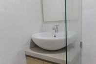 Toilet Kamar Comfort Minimalist Studio at Parkland Avenue Apartment