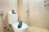 ห้องน้ำภายในห้อง Comfy & Pleasant 2BR at Sudirman Suites Apartment