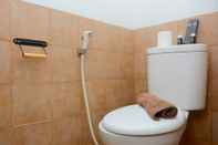 Toilet Kamar Functional Studio Green Pramuka Apartment near Shopping Center