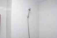 Toilet Kamar Cozy 2BR Apartment at Green Pramuka City near Mall