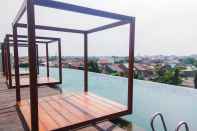 Kolam Renang Comfy and Simply Studio Room at Grand Kamala Lagoon Apartment