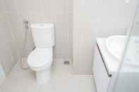 Toilet Kamar Comfy and Homey Studio at Bintaro Plaza Residence Tower Altiz Apartment