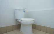 Toilet Kamar 5 Comfort and Spacious Studio Room Bassura City Apartment