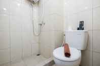 Toilet Kamar Comfortable Studio at Springlake Summarecon Bekasi Apartment