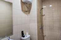 Toilet Kamar Homey and Comfy 2BR at Vida View Apartment