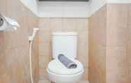 Toilet Kamar 2 Modern Studio at Green Pramuka City Apartment