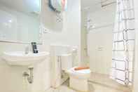Toilet Kamar Cozy 2BR Apartment at Newton Residence