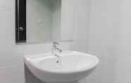 Toilet Kamar 5 Best Studio Unit with Pool View Casa De Parco Apartment