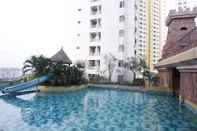 สระว่ายน้ำ Spacey 2BR Apartment at Great Western Resort