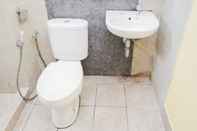 Toilet Kamar Spacey 2BR Apartment at Great Western Resort