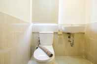 Toilet Kamar Brand New and Simple 2BR at Meikarta Apartment