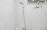 Toilet Kamar 6 Comfortable 1BR at Nifarro Park Apartment