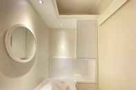 Toilet Kamar Deluxe & Stylish 2BR at Grand Asia Afrika Apartment near Braga City Walk