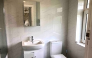 In-room Bathroom 7 Inviting 5-bed House in Eastbourne