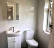 In-room Bathroom 7 Inviting 5-bed House in Eastbourne