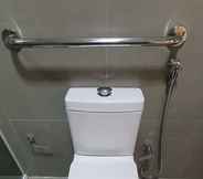 Toilet Kamar 6 DM Hotel