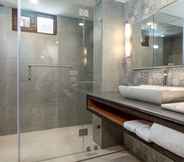 Toilet Kamar 7 Country Inn & Suites by Radisson, Sonamarg