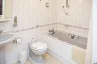 Toilet Kamar Himley Country Hotel