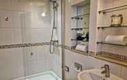 In-room Bathroom 7 Harbourside Apartments