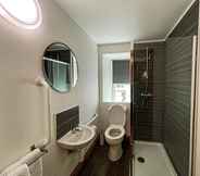 In-room Bathroom 6 Harbourside Apartments
