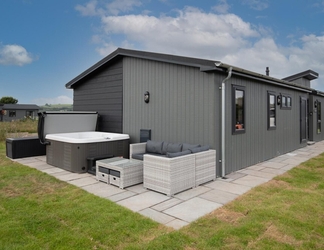 Exterior 2 Ael-y-bryn - Luxury Lodge Hot Tub Three En-suite Bedrooms