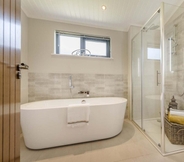 In-room Bathroom 4 Ael-y-bryn - Luxury Lodge Hot Tub Three En-suite Bedrooms