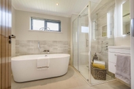 In-room Bathroom Ael-y-bryn - Luxury Lodge Hot Tub Three En-suite Bedrooms