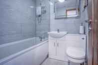 In-room Bathroom Ocean View - 1 Bedroom - Saundersfoot