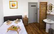 Kamar Tidur 2 Cades Accommodation