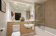 Toilet Kamar 7 The Bow Mews - Modern Bright 2bdr Apartment With Patio