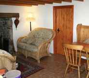 Common Space 6 Snow White's House - Farm Park Stay with Hot Tub, BBQ & Fire Pit