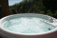 Entertainment Facility The Nook - Farm Park Stay with Hot Tub, BBQ & Fire Pit