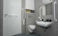 In-room Bathroom 7 Bright Studios EALING